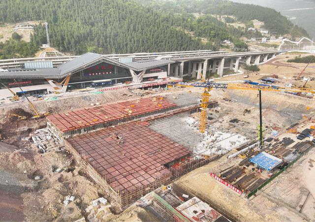 中铁建工彭水高铁B标段项目地下车库主体结构顺利封顶(图2)