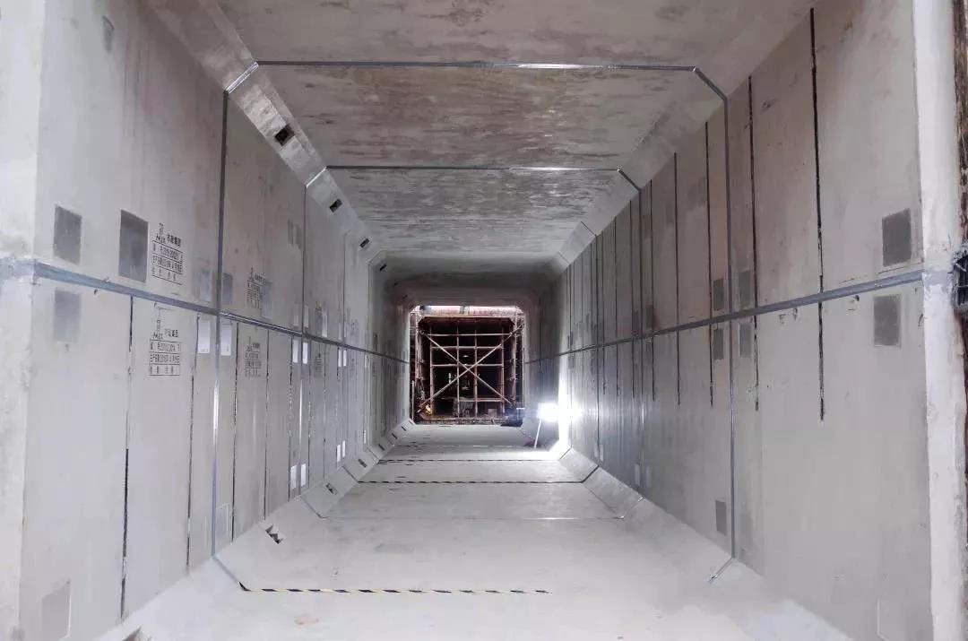 圣路易斯多地突现天坑 百年下水道崩塌引发基础设施危机(图1)