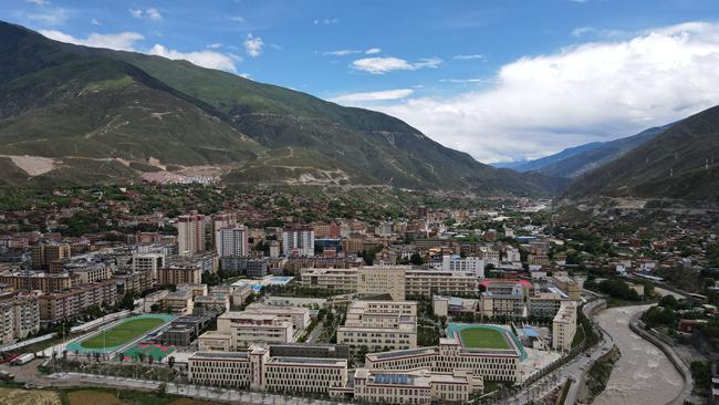 巴塘县龙王塘文旅新地标建成在即！见证双流13年帮扶路(图1)
