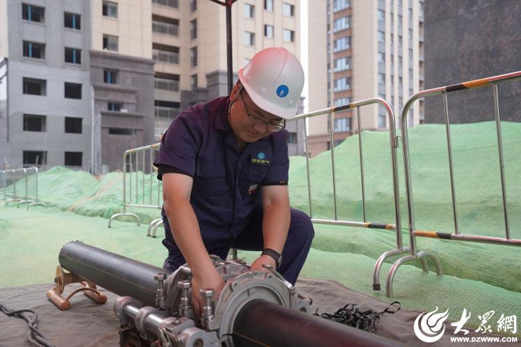 烈日下的守护：安全施工确保居民“烟火气”不断档(图1)