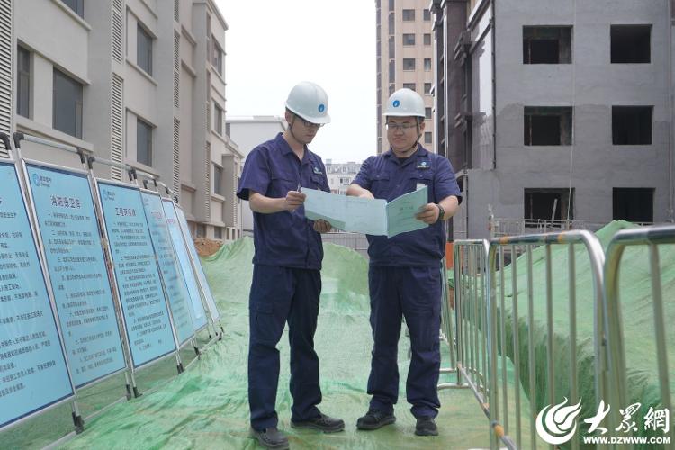 烈日下的守护：安全施工确保居民“烟火气”不断档(图2)