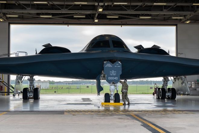 俄罗斯轰炸机“傻呵呵”露天停放被乌军击中41架是因为遵守美俄New-START规定？(图4)