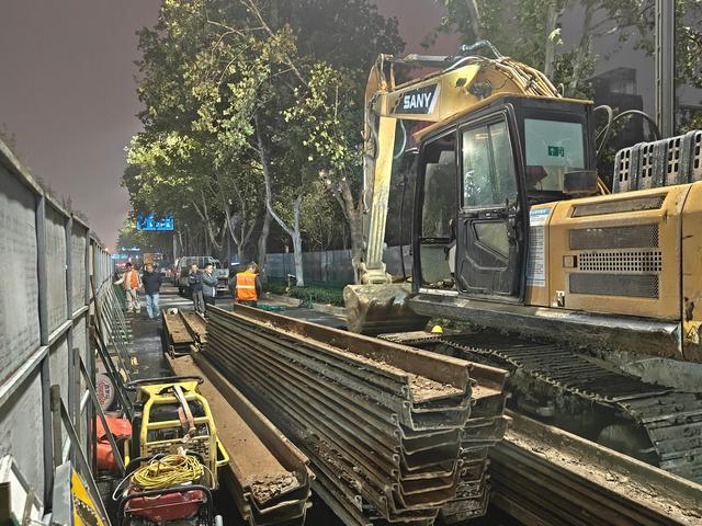 “加强排查+消除隐患” 郑州持续推进金水路道路隐患整治(图2)