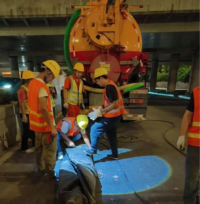 成都环境工程建设有限公司双节坚守岗位筑牢城市管网畅通防线(图1)