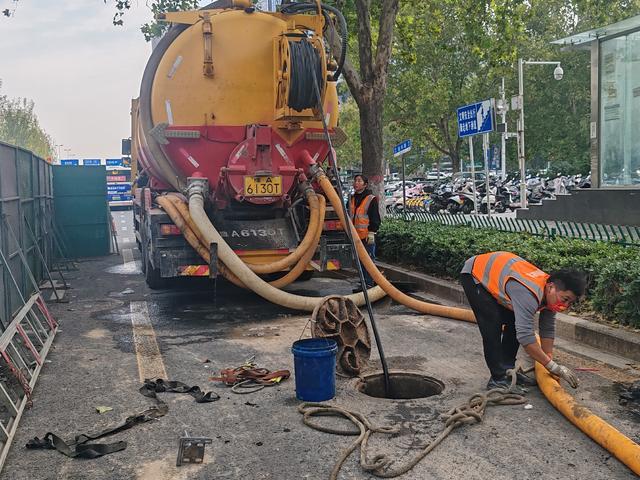 高效攻坚！郑州城管全速推进金水路道路病害整治(图2)