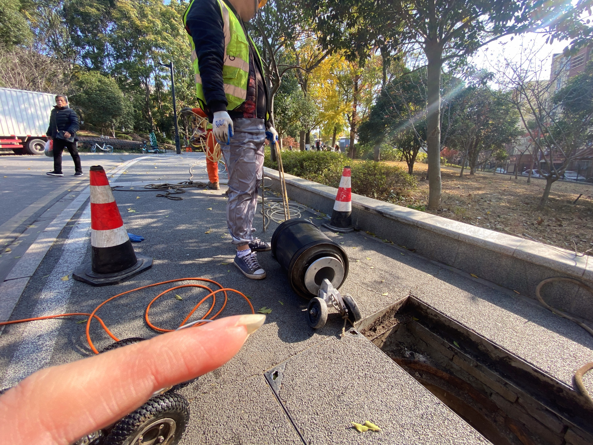 新都区三河街道江陵路互助片区城中村改造及配套基础设施项目施工龙秀路标段招标公告(图1)