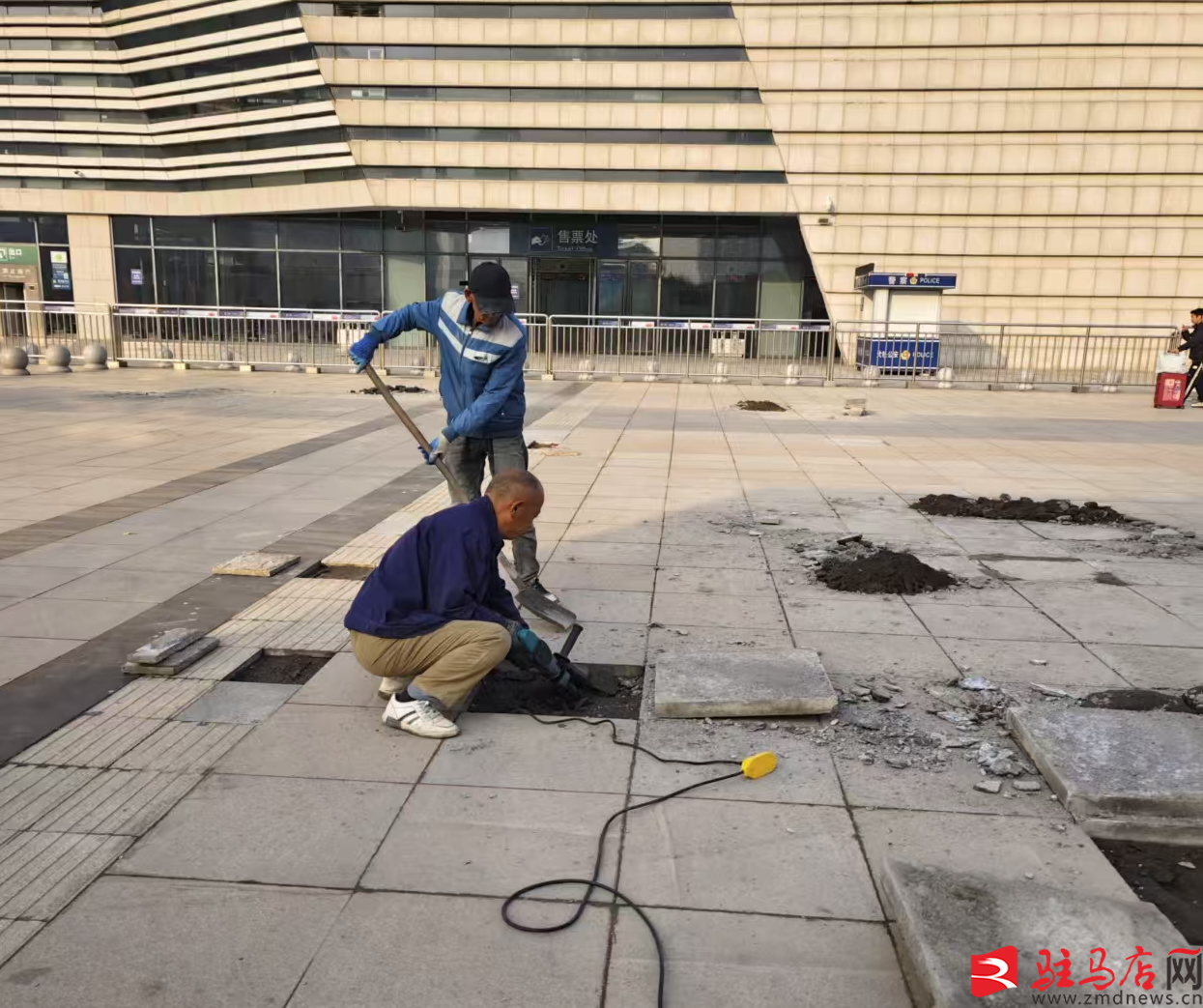 市城乡一体化示范区综合执法大队：修补破损地砖 畅通群众出行(图1)