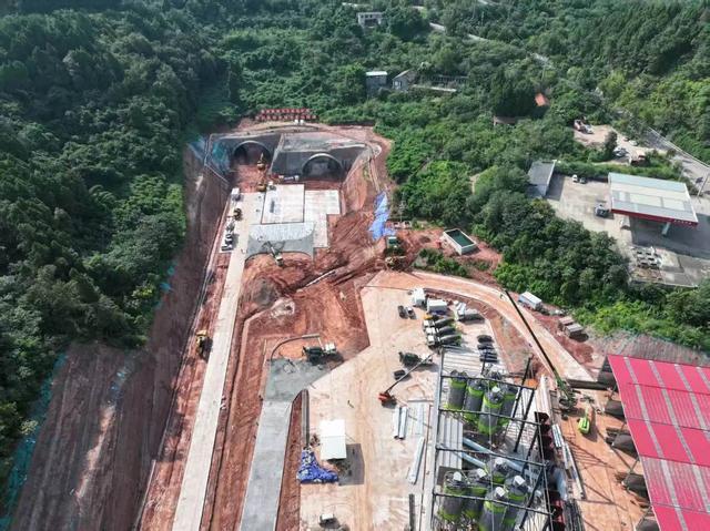 成渝高速扩容项目新进展 龙泉山隧道进洞施工(图1)