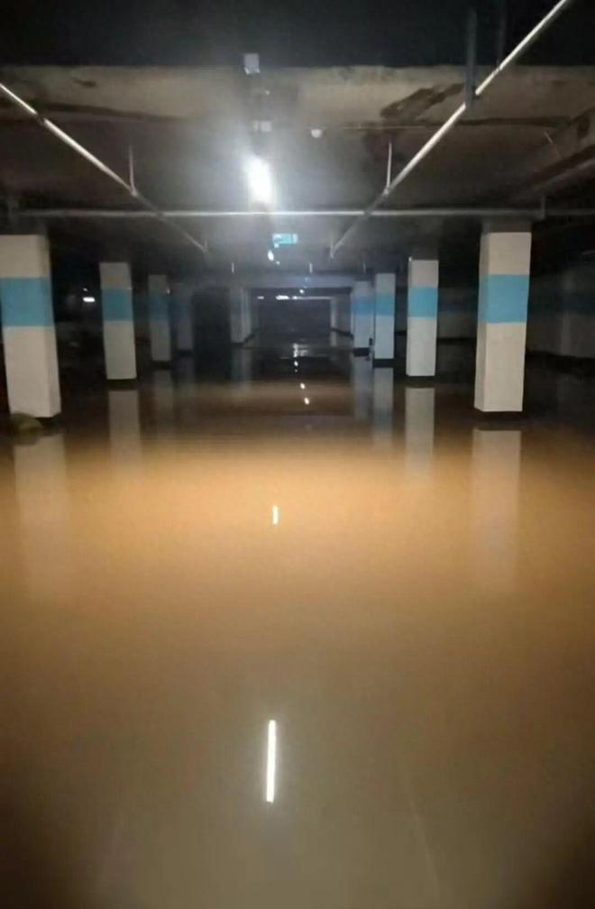 河北一小区车库积水变“水库”城管局：管网接通工作正在进行中(图1)