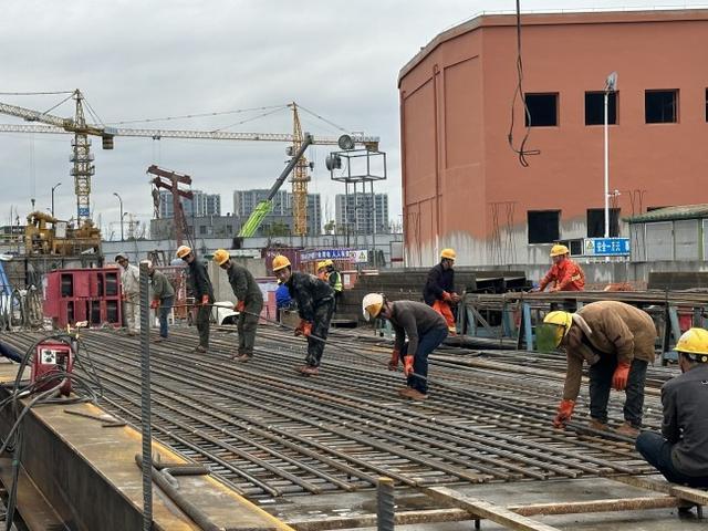 地下攻坚三百六十个昼夜东西向快速路“上改下”项目中段顶管工程全线贯通(图1)