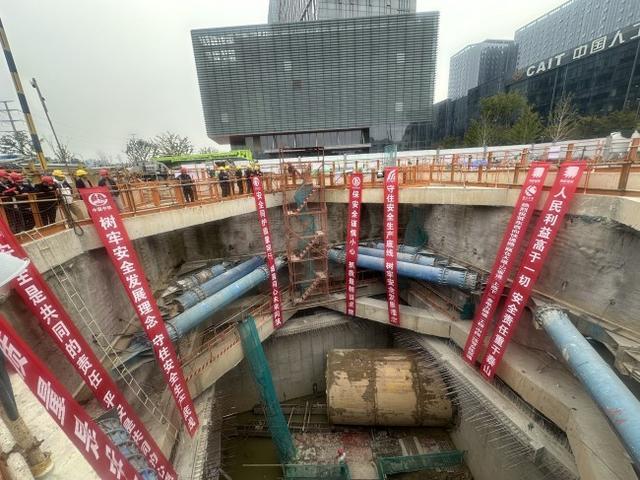 地下攻坚三百六十个昼夜东西向快速路“上改下”项目中段顶管工程全线贯通(图2)