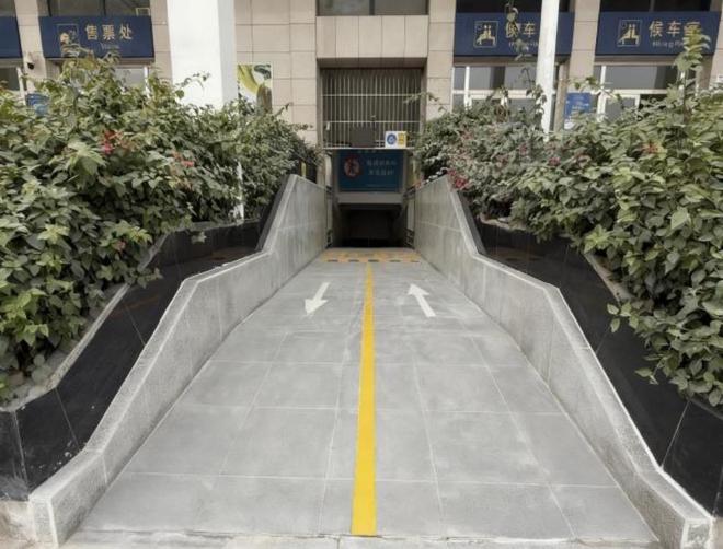 漂亮又好走 平湖火车站地下通道升级了(图4)