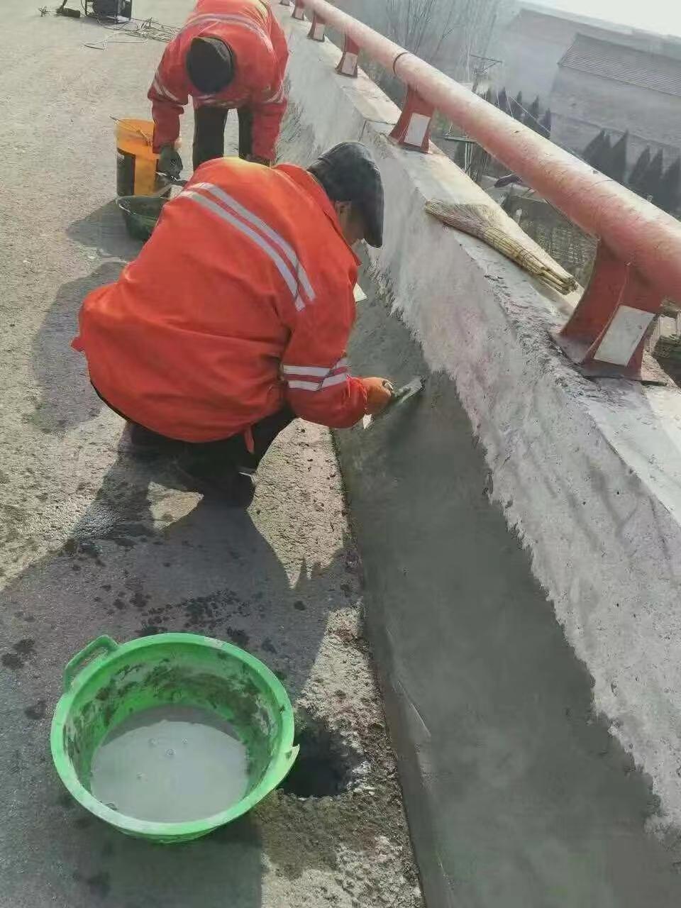 永济市市政公用服务中心：抢抓回暖窗口期 修补路面护民生(图1)