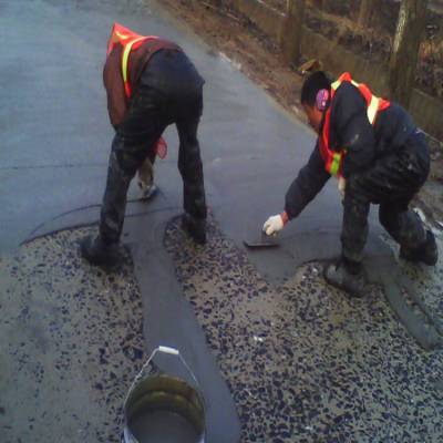 晋源区绿地社区：社区物业齐发力 道路修缮保通行(图1)