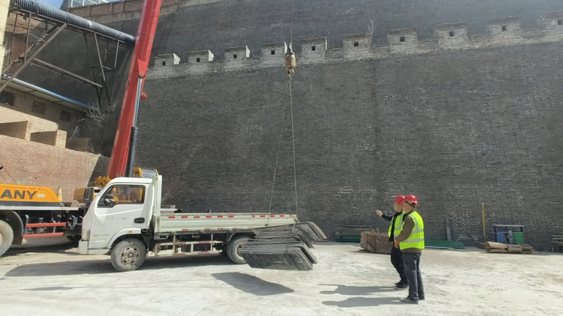 有回音丨吕梁五四街塌陷路面修复全力推进中 预计5月20日通车(图5)