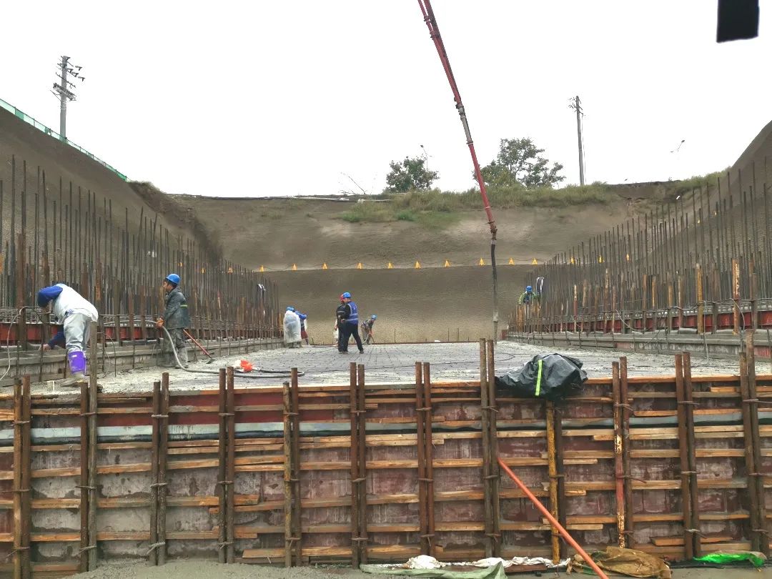 镇江一小区地下车库被改造成商铺引业主争议！…(图1)