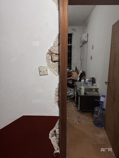 湖南浏阳对爆炸事故烟花厂滞留火药库进行处置组织技术力量开展受损房屋评估修复工作(图3)